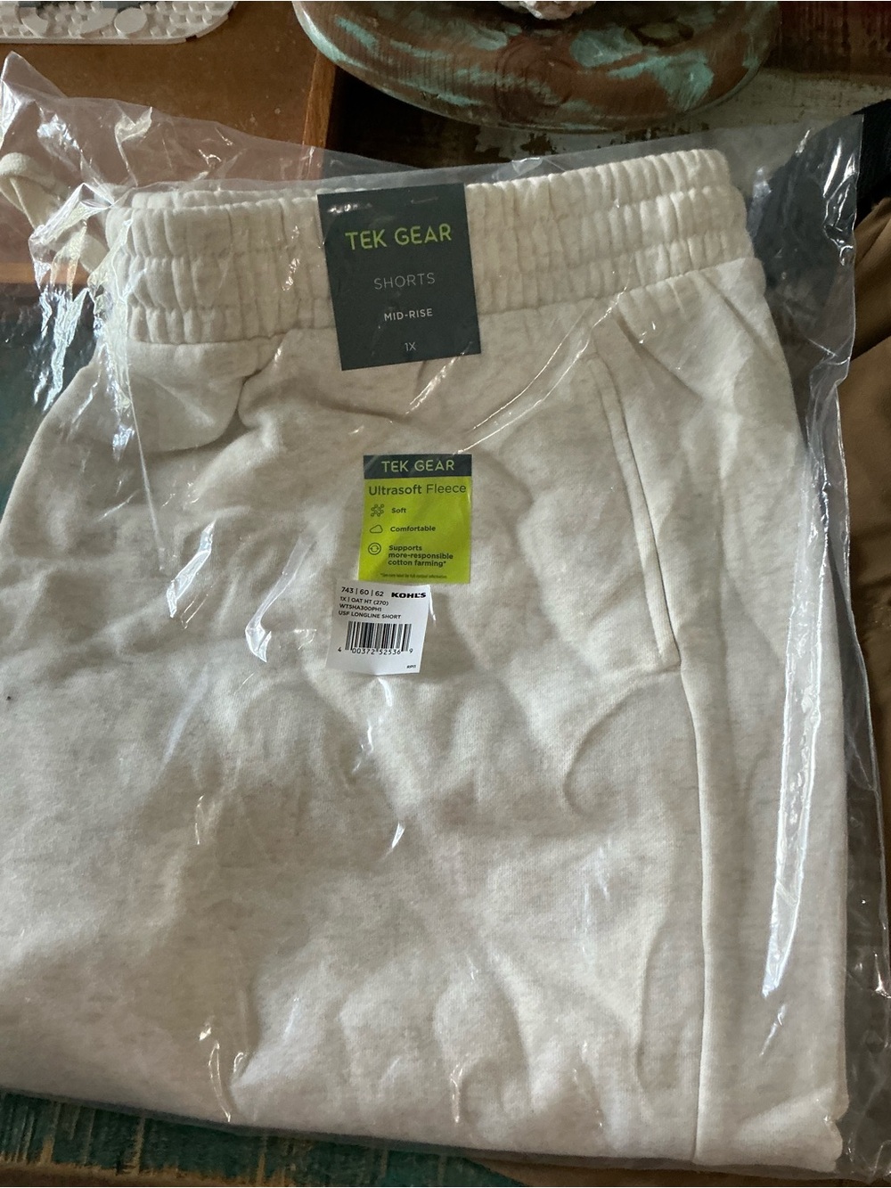 Tek gear Woman’s Ultrasoft Fleece Jogger Shorts - Cream, size 1X